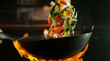 Uçan Asyalı Tavanın Dondurucu Hareketi Alevli İçindekiler