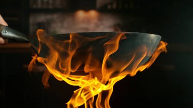 Uçan Asyalı Tavanın Dondurucu Hareketi Alevli İçindekiler