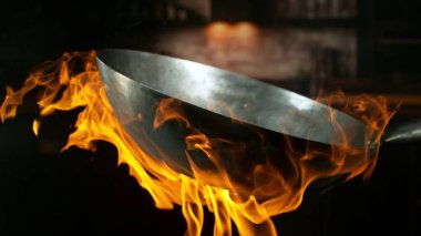 Uçan Asyalı Tavanın Dondurucu Hareketi Alevli İçindekiler