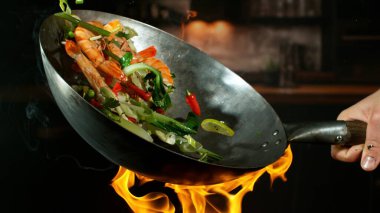 Uçan Asyalı Tavanın Dondurucu Hareketi Alevli İçindekiler