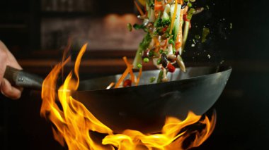 Uçan Asyalı Tavanın Dondurucu Hareketi Alevli İçindekiler