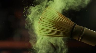 Stirrer 'da Süper Yavaş Hareket Detaylı Fışkıran kibrit tozu. 1000 FPS 'te Yüksek Hız Sineması Kamerası' nda çekildi.