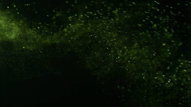 Uçan Kibrit Tozu 'nun Ayrıntılı Çekimi Siyah Arkaplanda İzole Edildi