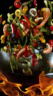 Uçan Asya Tavası Malzemelerinin Süper Yavaş Hareketi. Yüksek Hız Sinema Kamerasında Çekim