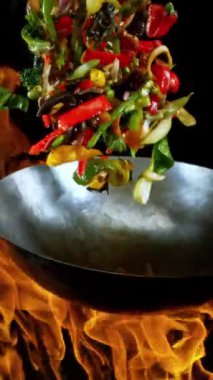 Uçan Asya Tavası Malzemelerinin Süper Yavaş Hareketi. Yüksek Hız Sinema Kamerasında Çekim