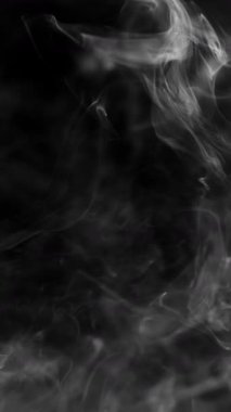 Atmosferik Dumanın Süper Yavaş Çekimi Kara Arkaplanda Yavaşça Yüzüyor