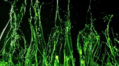 Doğal yağ sıçraması, yeşil madde, soyut arka plan. Süper yavaş çekim 1000 FPS 'de yüksek hızlı sinematik kamerayla çekildi.