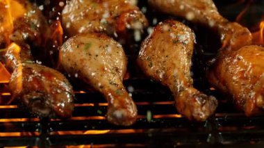 Kükreyen Alevlerle Izgarada Lezzetli Tavuk Bacakları Süper Yavaş Hareketi