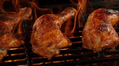 Kükreyen Alevlerle Izgarada Lezzetli Tavuk Bacakları Süper Yavaş Hareketi