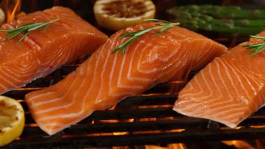 Kükreyen Alevli Izgarada Somon Bifteğinin Süper Yavaş Hareketi