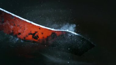 Demirci kızgın, dövülmüş metal parçayı suya koyar. Süper yavaş çekim, 1000 fps hızla yüksek hızlı sinematik kamerayla çekildi.