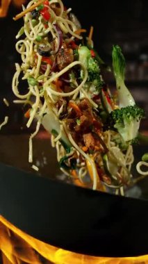 Uçan Asya Tavası Malzemelerinin Süper Yavaş Hareketi. Yüksek Hız Sinema Kamerasında Çekim