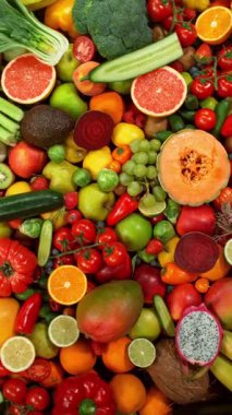 Çeşitli Taze Meyveler ve Sebzeler. Kamera Hareket Kontrol Sistemi 'ne yerleştirildi. High Speed Cinema Camera 'da çekilmiştir. Kamera hareket halinde. Dikey Görünüm Oranı