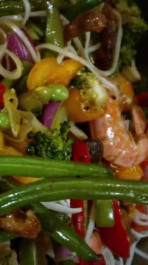 Uçan Asya Tavası Malzemelerinin Süper Yavaş Hareketi. Yüksek Hız Sinema Kamerasında Çekim