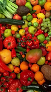 Çeşitli Taze Meyveler ve Sebzeler. Kamera Hareket Kontrol Sistemi 'ne yerleştirildi. High Speed Cinema Camera 'da çekilmiştir. Kamera hareket halinde. Dikey Görünüm Oranı