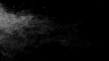 Siyah zemin üzerinde ışıldayan parçacıkların süper yavaş çekimi. Sığ odak derinliği. Yüksek hızlı sinema kamerası, 1000 fps..