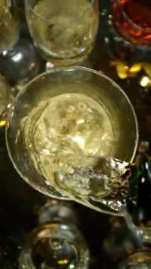 Kameranın hareketinin çok yavaş bir şekilde şampanya kadehine dönüşmesi. Su altı makro mercekli eşsiz bir açı. Kutlama ve başarı kavramı. Yüksek hızlı sinema kamerası, 1000 fps.