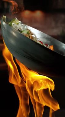 Uçan Asya Tavası Malzemelerinin Süper Yavaş Hareketi. Yüksek Hız Sinema Kamerasında Çekim