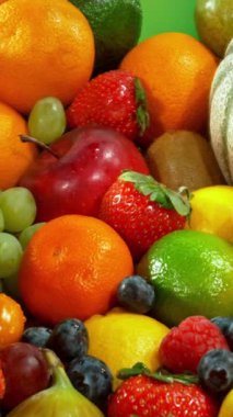 Çeşitli Taze Meyveler ve Sebzeler. Kamera Hareket Kontrol Sistemi 'ne yerleştirildi. High Speed Cinema Camera 'da çekilmiştir. Kamera hareket halinde. Dikey Görünüm Oranı