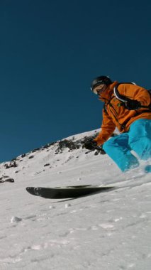 Manzaralı Dolomitler dağlarında kayakçı taze toz karda kayıyor. 1000 fp 'de süper yavaş çekim..