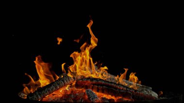 Kamp Ateşi 'nin Ayrıntılı Çekimi, Parlayan Kütükler, Kara Arkaplanda İzole Edildi