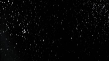Donmuş Yağmur Hareketi - Düşen Su Damlaları Kara Arkaplanda İzole Edildi