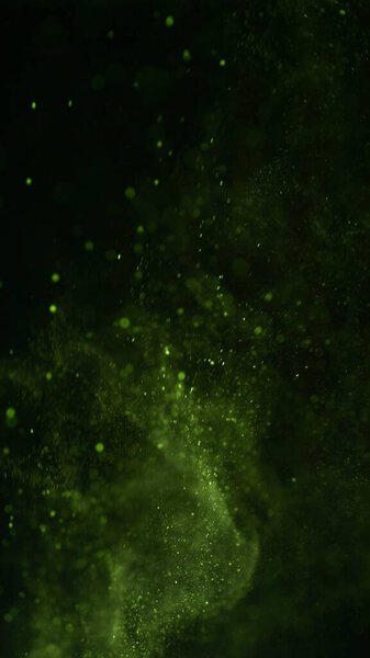 Детальный снимок порошка матча на черном фоне