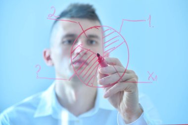 İşadamı şeffaf ekranda hisse senedi grafiği çiziyor. Verileri analiz edip iş haritalarını kontrol ediyorum. Yatırım ve finansal konsept.