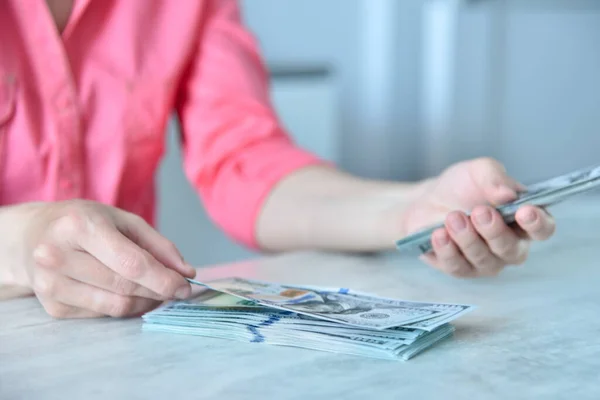 Kvinnan Håller Dollarsedlar Handen Ekonomisk Framgång Och Affärsidé Närbild — Stockfoto