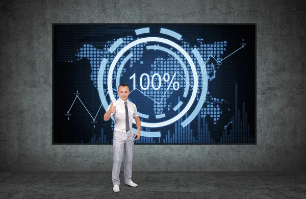 ビジネスマンは 画面に親指とパーセントチャートと分析データを表示します 金融の概念 — ストック写真
