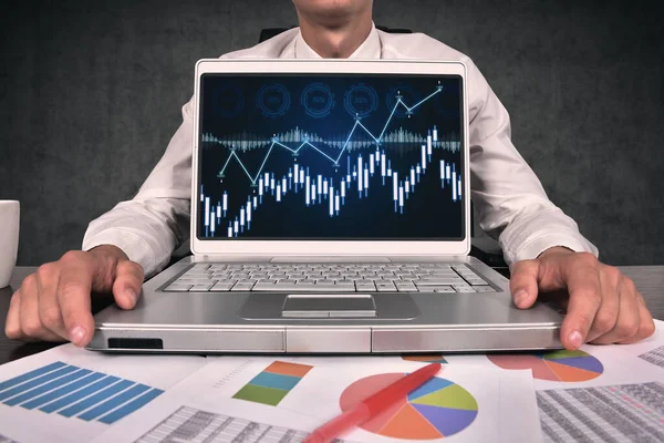 商人和笔记本电脑屏幕与图表和分析数据 贸易和金融概念 靠近点 — 图库照片