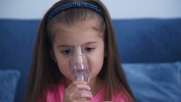 Porträtt Ett Barn Inhalationsmask Begreppet Barns Lunghälsa Närbild — Stockvideo