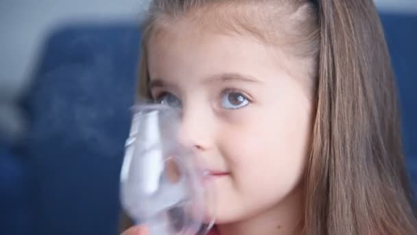 Küçük Kız Astım Spreyi Kullanıyor Çocuk Spreyi Nebulizör Buharı Grip — Stok video