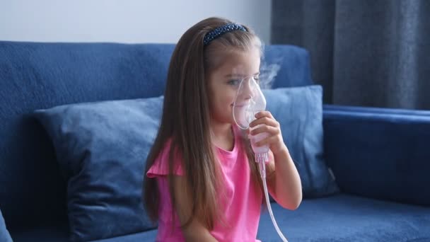 ネブラライザーで吸入する少女 子供の喘息星雲ライザー蒸気病気咳コンセプト — ストック動画