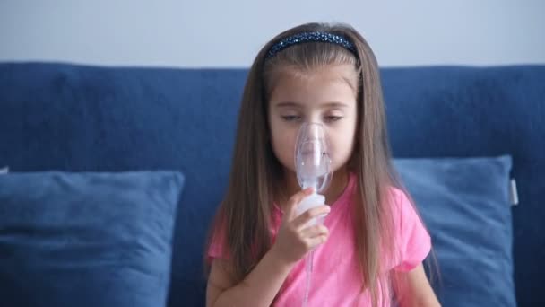 Kleines Mädchen Beim Inhalieren Mit Vernebler Kindervernebler Dampft Kranken Husten — Stockvideo