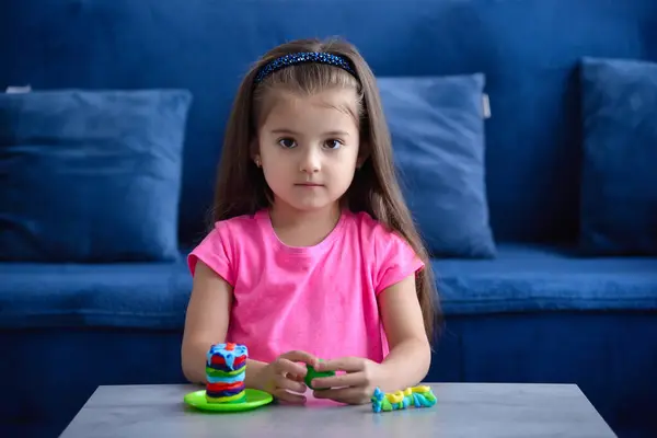 Мила Дівчинка Грає Іграшками Вдома Вітальні Художня Концепція — стокове фото