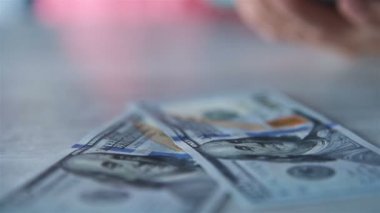 Kadın Elleri Masada 100 Dolarlık banknotları Sayıyor. İş Kârı ve Finansal Başarı Konsepti. Yavaş Hareket Efekti.