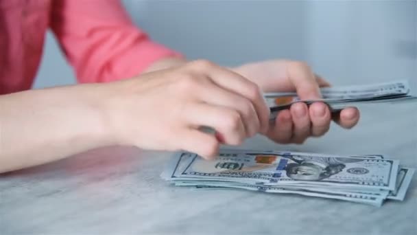 Kobieta Liczy Ręce Licząc Banknoty 100 Dolarów Biurze Koncepcja Zysku — Wideo stockowe