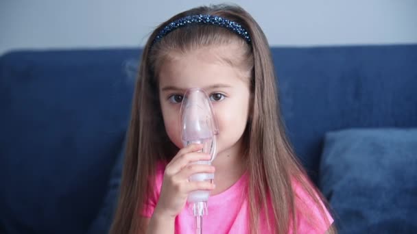 Porträt Eines Kleinen Mädchens Einer Atemmaske Kinderlungengesundheitskonzept Slow Motion Effekt — Stockvideo