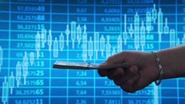 ABD dolarları değiş tokuş ederken mavi bir finansal veri ekranı ekonomiyi, ticareti ve finansmanı simgeliyor. Yavaş Hareket Efekti.