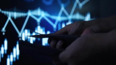 Maliye ve yatırımları sembolize eden mavi borsa geçmişli dolar banknotlarının el ele tutuşması ve sayılması