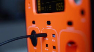 Bir şarj istasyonuna siyah bir USB tip C kablosu yerleştirmek, şarj olmaya hazırlanmak, yedek enerji kavramı