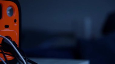 USB kabloları bağlı taşınabilir şarj istasyonu. Yedek enerji ve teknoloji kavramı. Yavaş Hareket Efekti.