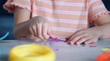 Çocuk 3 boyutlu kalemle oynuyor. Kız 3 boyutlu bir oyuncak yapıyor. Sanat konseptinde yaratıcılık ve yenilik. Kapat.