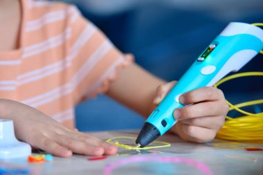 Genç tasarımcı 3D yazıcı kullanıyor. Sanat konseptinde yaratıcılık ve yenilik. Kapat.