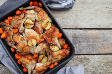 Kavrulmuş Tavşan Haunches in Pan ve Haşlanmış Sebzeler Kırsal Ahşap Masa Yüzeyi .