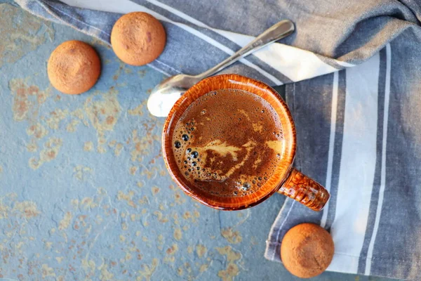 Kopp Kaffe Med Amaretti Cookies Ljusgrå Bakgrund Med Kopieringsutrymme — Stockfoto