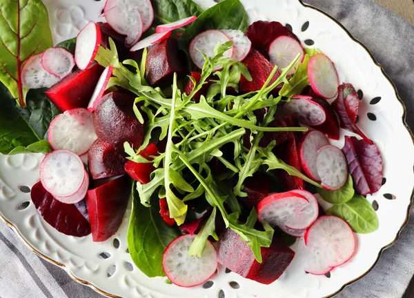 Salade Met Biet Rucola Radijs Spinazie Grijze Achtergrond Bovenaanzicht Gezond — Stockfoto