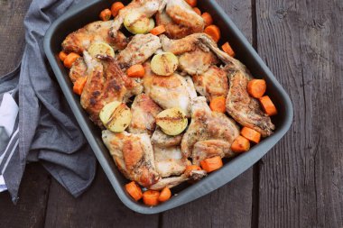 Kavrulmuş Tavşan Haunches in Pan ve Haşlanmış Sebzeler Kırsal Ahşap Masa Yüzeyi .