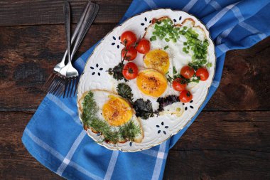 Sağlıklı kahvaltı. Taze, lezzetli yumurta ve sebze yemeği. Otlu sahanda yumurta, pırasa, soğan, lahana, dereotu .